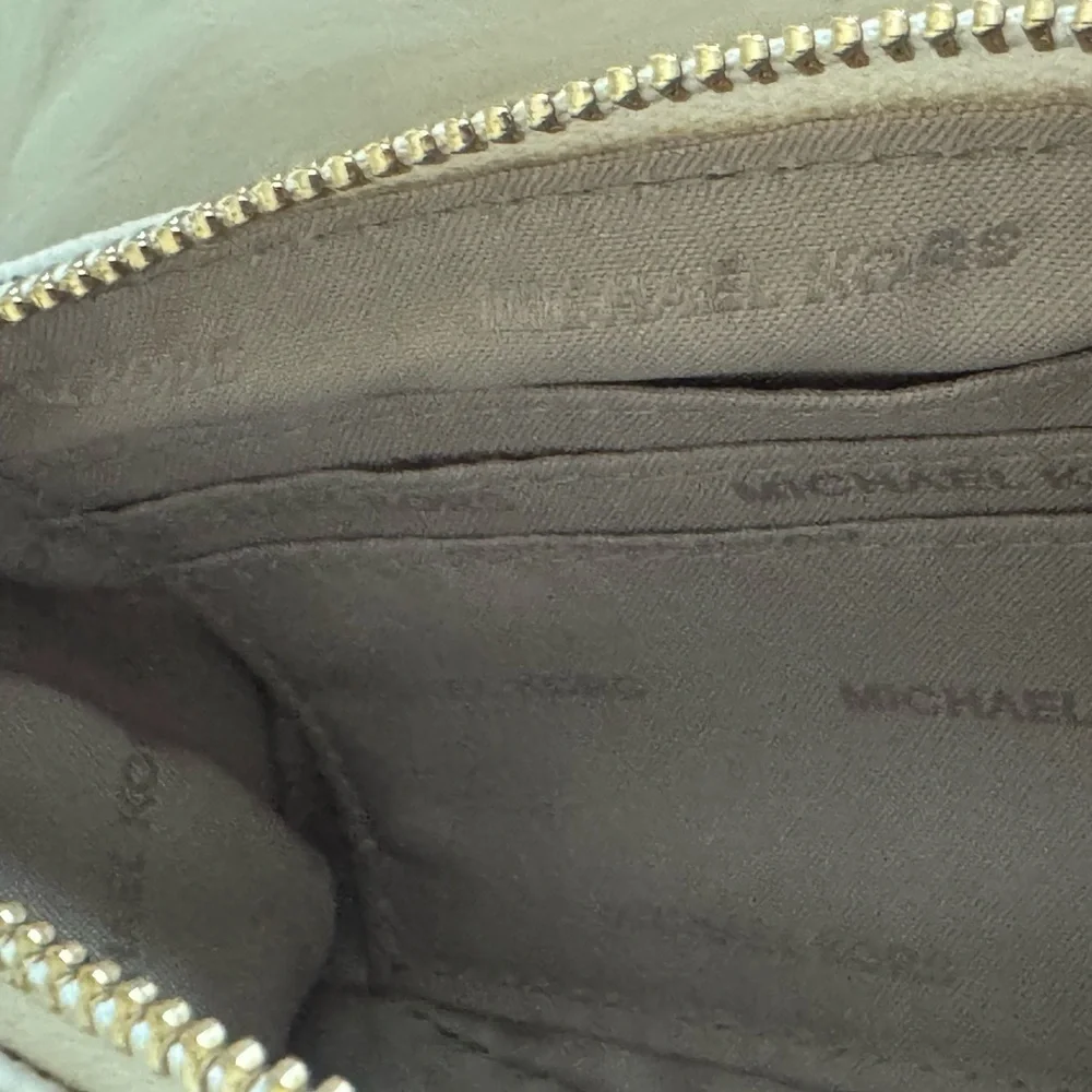 Michael Kors cream and tan coin Wristlet - Picture 4 of 6